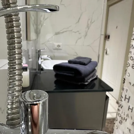 Klt Blloku Center 地拉那